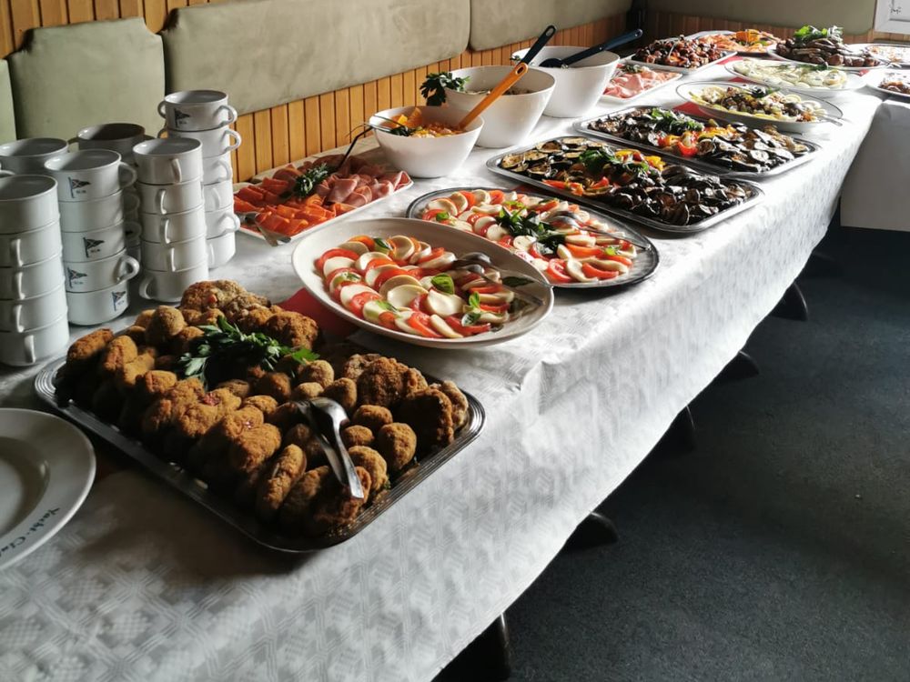 Buffet mit Caprese, gegrilltem Gemüse und Antipasti