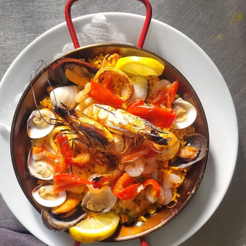 Pfanne mit Reis und Meeresfrüchten